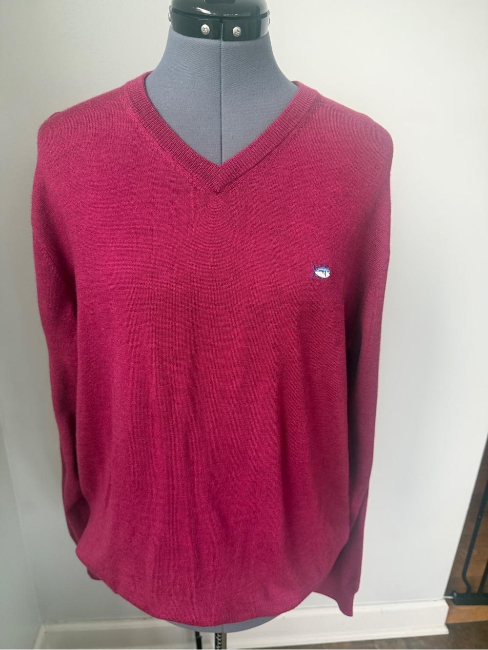 Southern Tide 100% Merino Wool V Neck Sweater Large Heather Berry 
Skipjack Logo